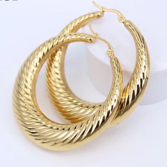 NEW 18K Yellow Gold Hoop Earrings - Picture 3 of 4